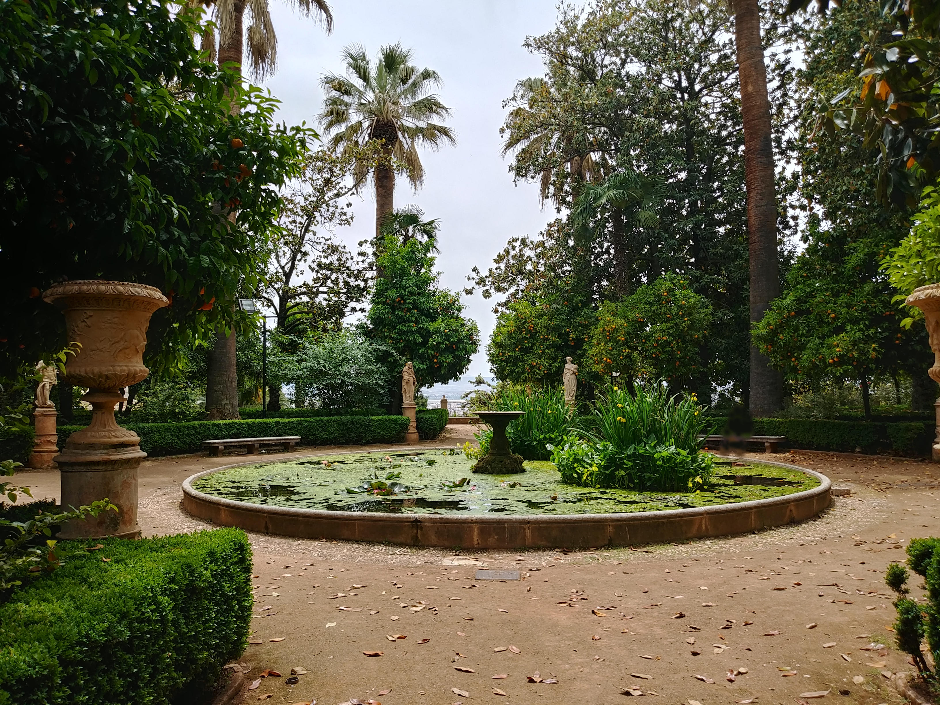 roundpond-fountaine-square-palm-trees-orange-statues-Granada-martires